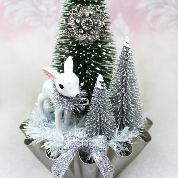 Retro Vintage Style Deer Bottle Brush Tree in Vintage Tart Tin: Christmas Decor - Picture 7 of 9